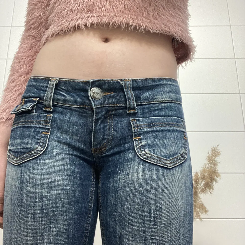 Ett par jeans som jag älska men tyvärr inte passar mig längre. Storlek W 34 L 34. De smickrar kroppen och framhäver former , går ut något vid vristerna. Ifall du söker de perfekta Lågmidjade jeansen som du inte hittat än kan detta vara dem. . Jeans & Byxor.
