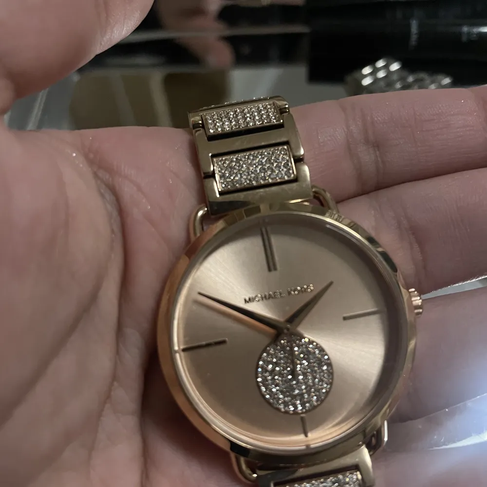 Jättefin guldig klocka som är helt oanvänd från MK, fick som present men använder inte guldfärgade smycken så har aldrig använt.. Accessoarer.