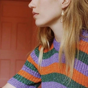 Ganni tröja - underbart stickad t-shirt från ganni, använd en gång så finns inget att anmärka på gällande skick material: 78% viscose, 11% polyester, and 11% polyamide. skulle säga passar både s och m, eller 34-38