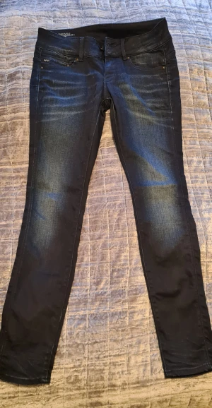 G-star. Dam. 27-30. - Använda 1-3 gånger. G-star mid skinny. 27 i midja och 30 i längd. Marinblåa. Nypris 1699 kr. Säljs på G-star. 