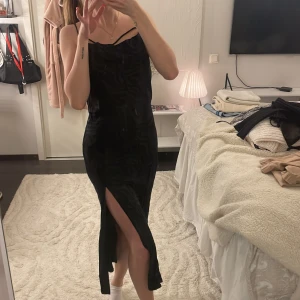 Klänning - Satinklänning från gina, aldrig använd 💖