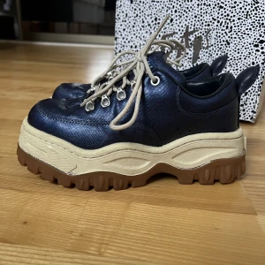 Eytys storlek 37 - Skitcoola blåa eytys i modellen angel! Svåra att få tag på!! 💙Storlek 37!  Skorna tvättas & impregneras innan jag postar paketet. Skickar alltid postbevis! 
