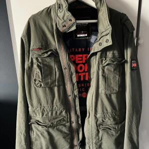 Superdy jacka  - Militär jacka från superdry i storlek xxl men sitter om en L 