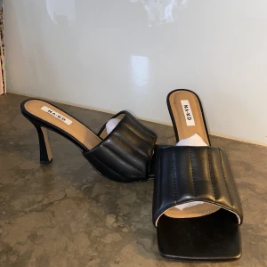 Svarta Klackar - NAKD - Säljer mina oanvända nakd ”straight Quilt Stilettos”! Säljer pga fel storlek, kommer i boxen✨