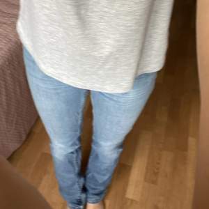 Säljer dessa Acne jeans i fint skick ❤️ jag är storlek W25 och dem sitter som på bilden  