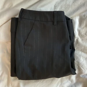 Lowwaist wideleg kostymbyxor  - Säljer dessa lowwaist, wideleg, svarta, randiga kostymbyxor från H&M i storlek 36 - då de blivit lite för små för mig hehe;) jag är 165cm för referens. Om du önskar fler bilder eller har övriga frågor är det bara att hmu! <3 kolla min profil för fler plag