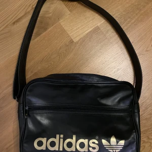 Adidasväska - Snygg adidasväska i svart och guld, använde men ej skadad eller smutsig.