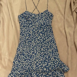 Blommig Zara klänning - Fin blommig klänning från Zara i storlek XS. Tyvärr för liten för mig. (Första bilden är lånad)