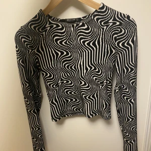 Svartvit topp - Topp från stradivarius, knappt använd 