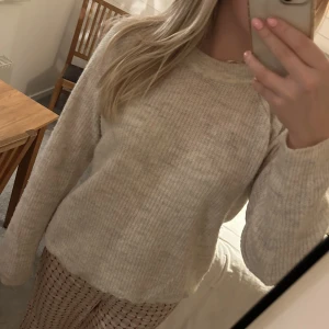 Stickad tröja - beige/grå/vit stickad tröja från cubus! 