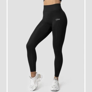 ICIW Define Seamless Tights Black - ICIW Define Seamless Tights Black i storlek S. Använda en gång. Säljer pga kommer aldrig till användning. Ser helt nya ut. 