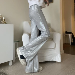 Glitter byxor - Säljer dessa helt slutsålda byxor från h&m, så sjukt coola!!❤️ helt oanvända med lappen kvar