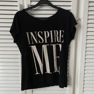 Inspire Me T-shirt - Denna T-shirt har används, men den är i bra skick, texten har inte lossnat, den är mjuk och skön. 