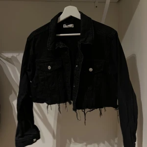 Jeansjacka - Avklippt jeansjacka från gina tricot (oversized)