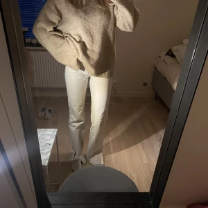 Jeans - Säljer dessa sandfärgade jeans från pull & bear med slits nertill, i storlek 34. Sparsamt använda😍Köpta för 399 har jag för mig, jeansen är nu slutsålda.