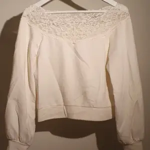 Skön tröja med urringning och spets från HM, strl S😊 Ganska tjockt material, likt en sweatshirt.