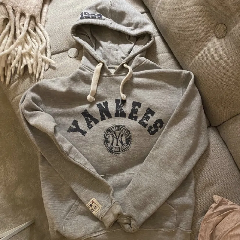 Så snygg yankees hoodie!💗💗 köpt här på plick, inga defekter💗. Hoodies.
