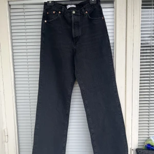 Straight relaxed jeans - Jeans i rak relaxed modell. Strl: 40 men upplever som en normal 36/38. Aldrig använd. 