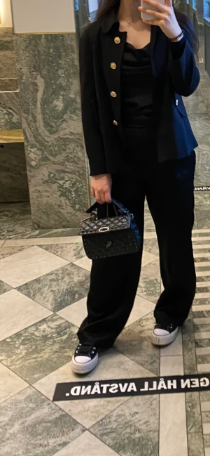 Valentino väska  - Snyggaste valention väskan!! Har haft den i 2-3 år och den är lite sliten :(   den är äkta !! 