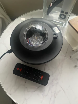 Rymdlampa  - Jätte mysig cool lampa med olika inställningar och färger, säljer då den inte kommer till användning.