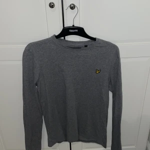 Grå lyle and scott sweatshirt - Typ aldrig använd, sitter normalt.