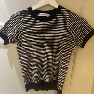 Zara topp - Mycket populär zara topp som är helt slutsåld. Använd men i mycket bra skick. Frakt 69kr 🤍