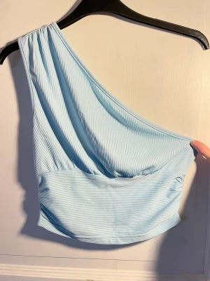 Off shoulder topp  - Babyblå off shoulder topp  Aldrig använd  Skulle säga att den även passar stl M