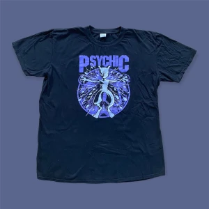 Pokémon Mewtwo svart t-shirt - Fet t-tisha med najs tryck på. True to size. Baggy på mig som är en M. Älskar den men måste gå vidare nu haha. För fler bilder eller mått kontakta mig!! 😊