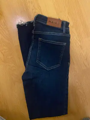 Mörkblå mjuka jeans från NA-KD. Strl: 34