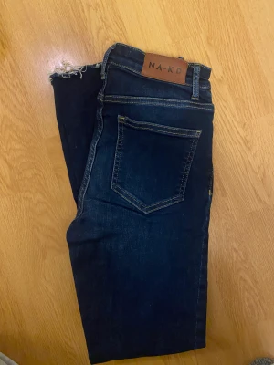 Nakd jeans - Mörkblå mjuka jeans från NA-KD. Strl: 34
