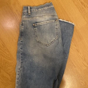 ONLY jeans - Slitna jeans med fransar från ONLY Strl: W27 L32