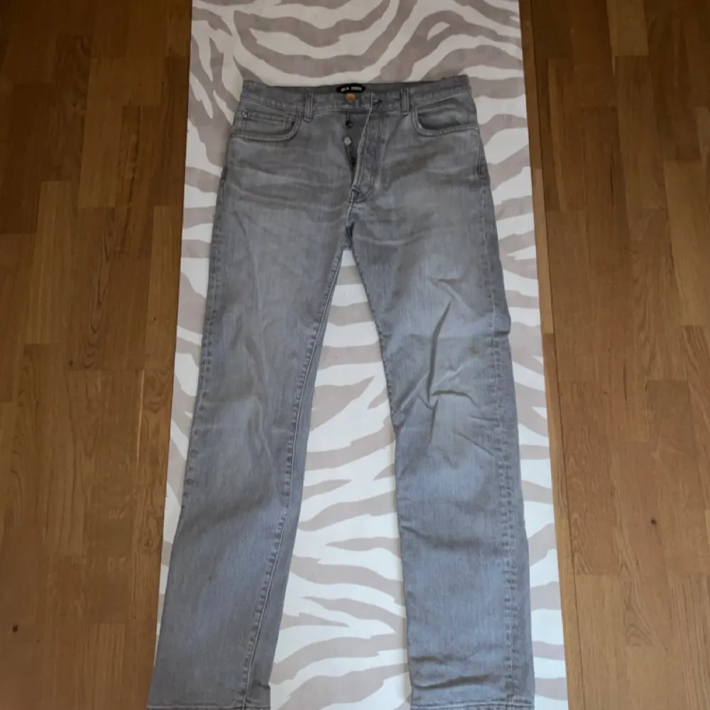 Blk denim ljusgråa, retail  storlek 31:34  Pris : 500    Lee mörkgråa retail 1  storlek 31:34   Pris 400kr   Tiger of Sweden mörkblåa retail  storlek 31:34  Pris : 500. Jeans & Byxor.