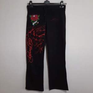 Svarta skit snygga Edhardy jeans i strl L. Knappt använda, superbra skick och inga defekter alls 