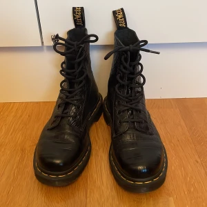 Dr Martens storlek 36 - Svarta dr martens i väldigt bra skick! Använd ett fåtal gånger och säljs för lågt pris då ena skosnöret är lite slitet men kan bytas ut lätt! Kan mötas upp i centrala Uppsala annars står köparen för frakten! ☺️