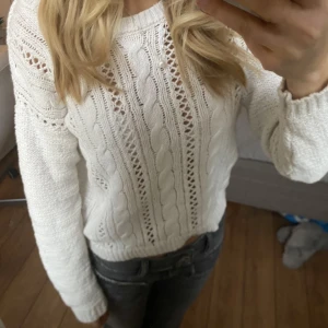 Stickad tröja  - Vit stickad tröja, knappt använd🥰