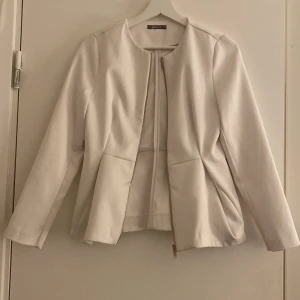 Kofta/ kavaj - Kan används som kofta&kavaj, drag kedjan funkar perfekt, bra skick