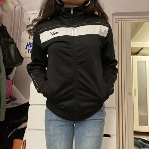 Puma kofta - Rensar min garderob så har ej plats längre. Köpare står för frakten annars möts jag upp i Sthlm 