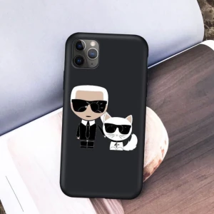 Karl Lagerfeld iPhone skal  - Nytt iPhone 13 skal. Kop*a Postas (ansvarar ej för postens slarv och hantering)  Frakten står köparen för.
