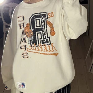 Urban outfitters jumper - Urban outfitters Russell athletic långarmad jumper. Är lite oversized på mig eftersom är i storlek L. Använd ett fåtal gånger annars i bra skick.
