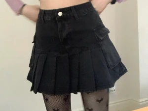 Jeanskjol  - 💗Jeanskjol från SHEIN. Helt nya bara testad en gång och jag har ångrat att jag köpt den. Nypris 219kr & skriv om ni undrar något💗