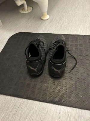 Innefotbollskor - Innefotbollskor som är bekväma att  ha på sig när man spelar fotboll inomhus