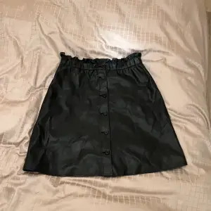 Jag säljer denna läder kjol med knappar i storlek 38😊Den kommer ifrån hm och passar en S