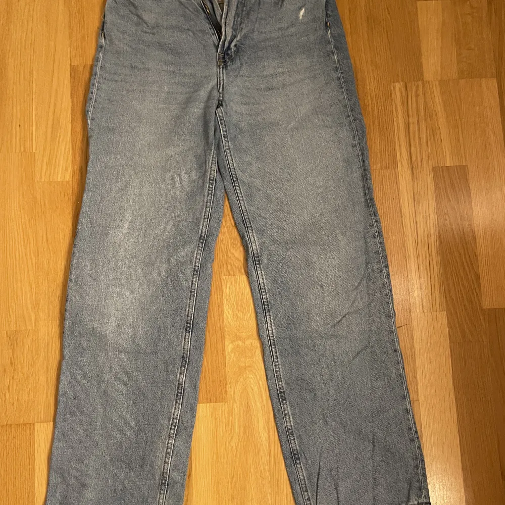 supersnygga högmidjade jeans från h&m!! 💕💕 sparsamt använda, därför inga defekter alls.. Jeans & Byxor.