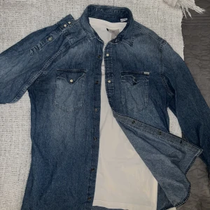 Jack & Jones Jeans skjorta herr - Jack & Jones Jeans skjorta i storlek M. Bra skick och kan upplyfta alla outfits. Inköpt för 499 kr. Kan mötas i Stockholm och Norrköping eller fraktas för 21 kr. 