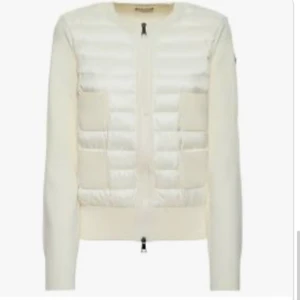 Moncler cardigan - Säljer men näst intill helt nya moncler cardigan i vitt🫶 Fick i present förra året men kommer sällan till användning. Men de finns några små fläckar på ärmarna men inget som syns tydligt! Nypris är 7500kr ca så buda från 4500kr💗