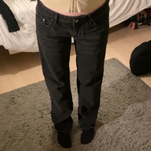 Weekday AROW LOW🖤 - Lågmidjade så fina jeans, För tajta för mig, fortfarande bra kvalite 