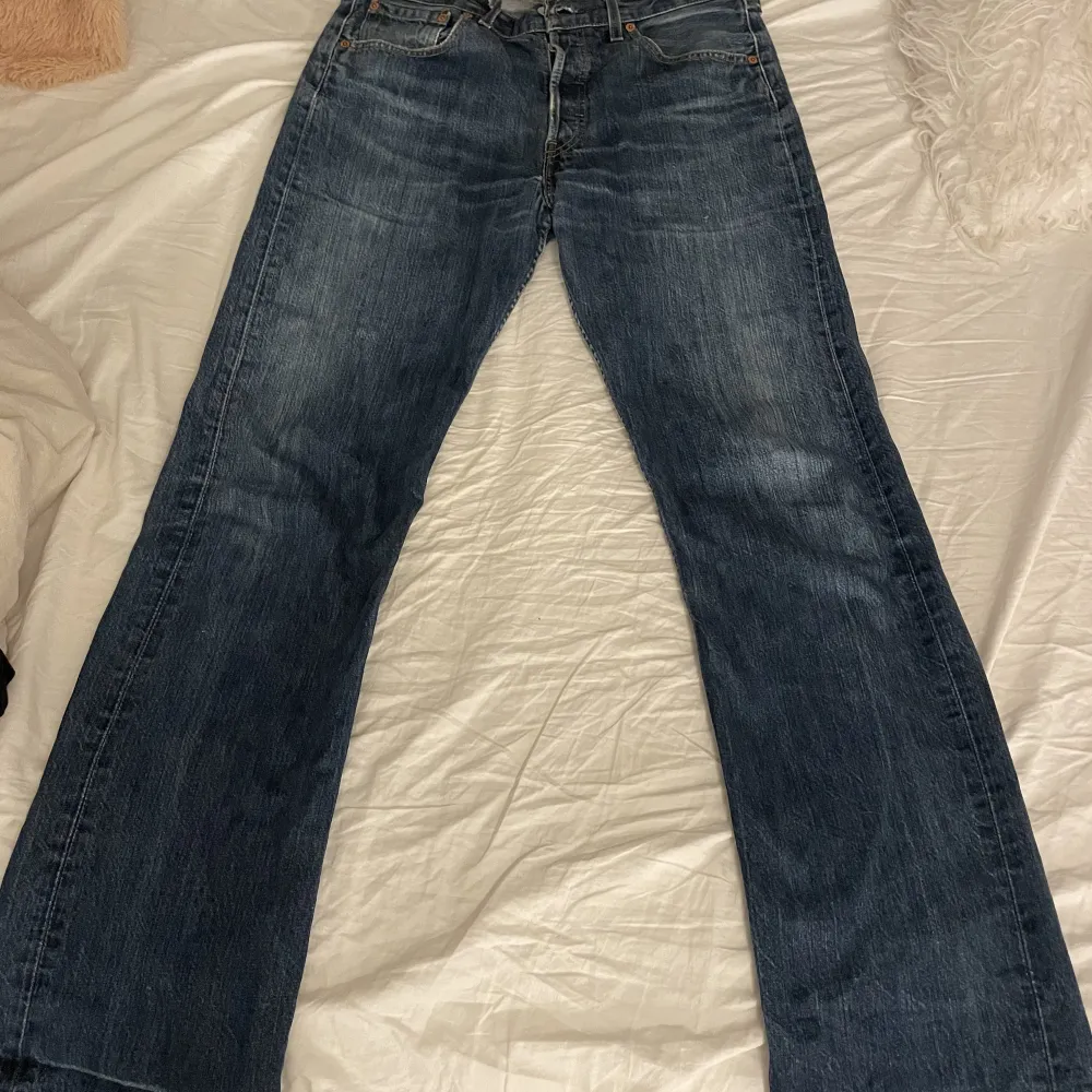 Snygga baggy jeans från Levis i modellen 501. Små defekter längst ner men det märks knappt av. . Jeans & Byxor.