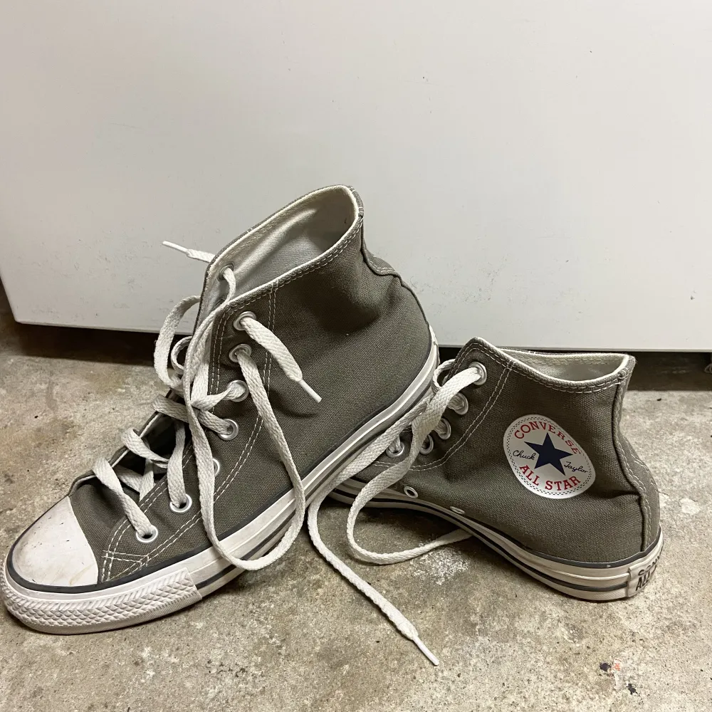 Ett par super fina brun/gråa Converse som inte kommer till användning längre.  Storlek 37,5 🤎. Skor.