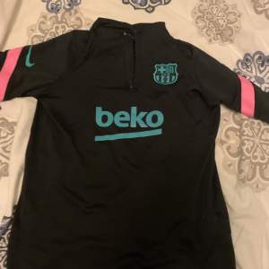 Barcelona tröja, mycket fräsch. Storlek XL i ungdomsstorlek hos Nike. Passar som xs /s