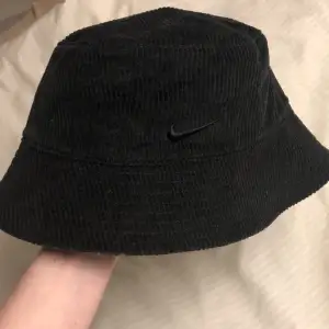 En snygg svart bucket hat från Nike i manchester. Har aldrig riktigt använt den så den är i väldigt bra skick! Nike märket är fint broderat in på hatens framsida. Storleken är S/M. Svår att få tag på.  DMa för fler bilder❤️                                                                 NYPRIS: 300-350kr